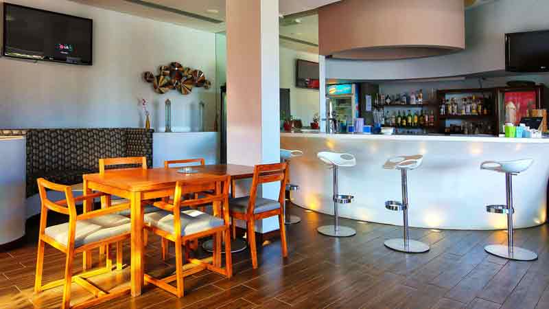 Vid Vale da Lapa Village Resort bar har sittplatser inne och ute