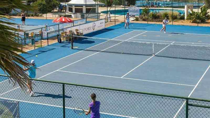 Tennisklubb, med stort gym, ligger intill lägenhetshotellet Vale da Lapa Village Resort