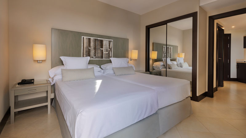 Båda sovrum på Precise Resort El Rompido - The Club har garderober bakom glasdörrar