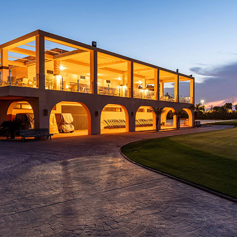 Trevligt klubbhus med flera uteplatser