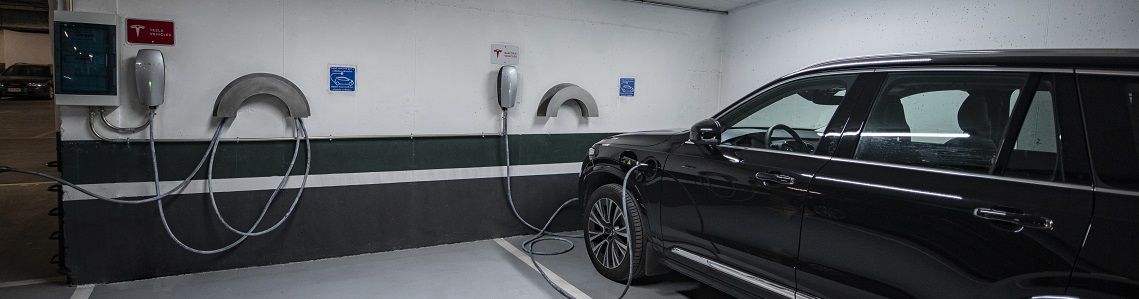 Point de recharge Tesla - Gratuit (il est nécessaire de payer le service de parking intérieur)