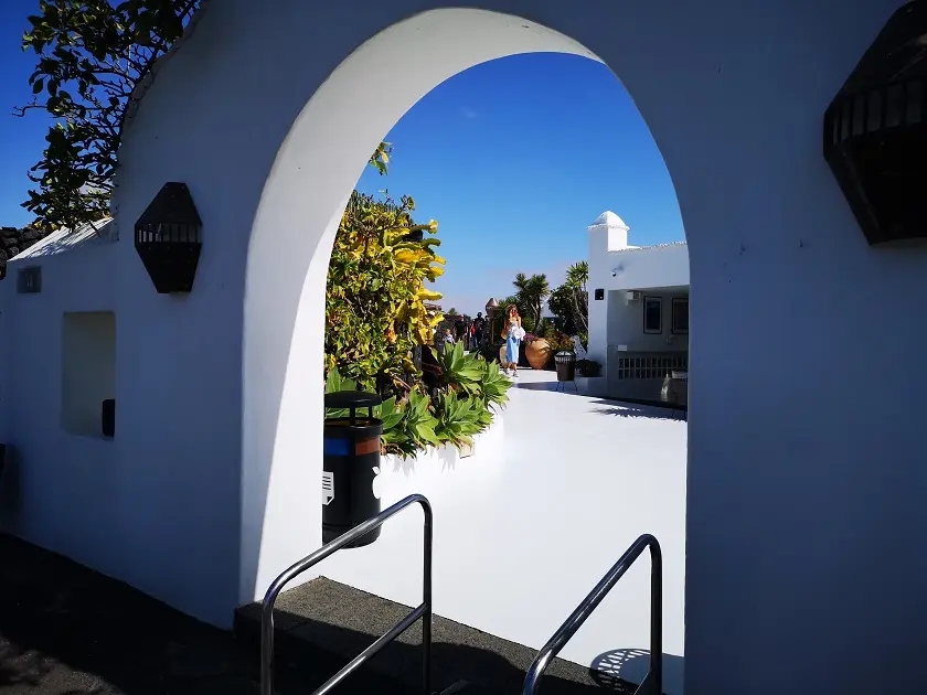 Excursión a la Fundación Cesar Manrique y Mercadillo de Teguise