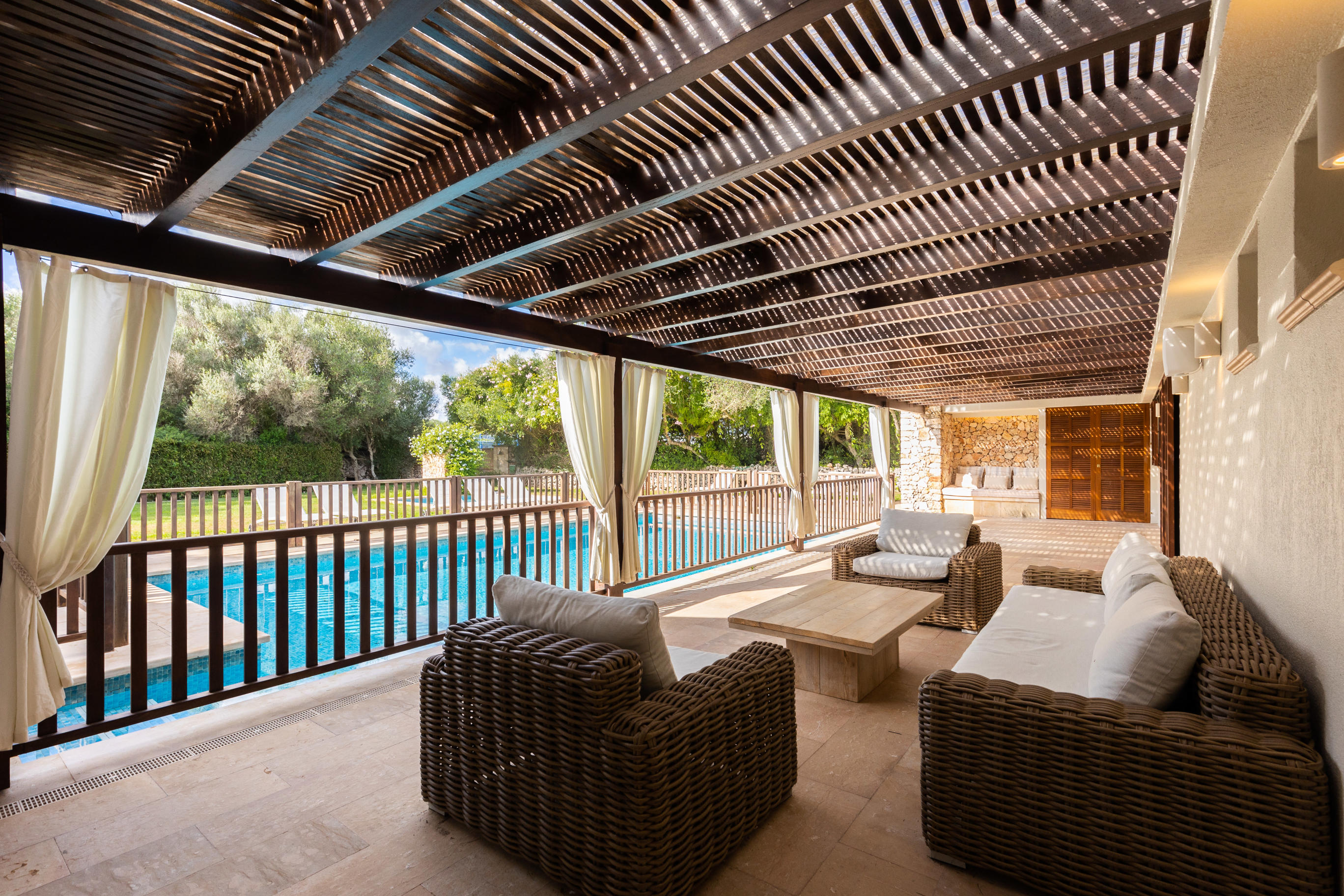 Villa Amanjena - Zona de relax exterior con visas a la piscina - Villa de lujo con piscina - San Luis - Menorca