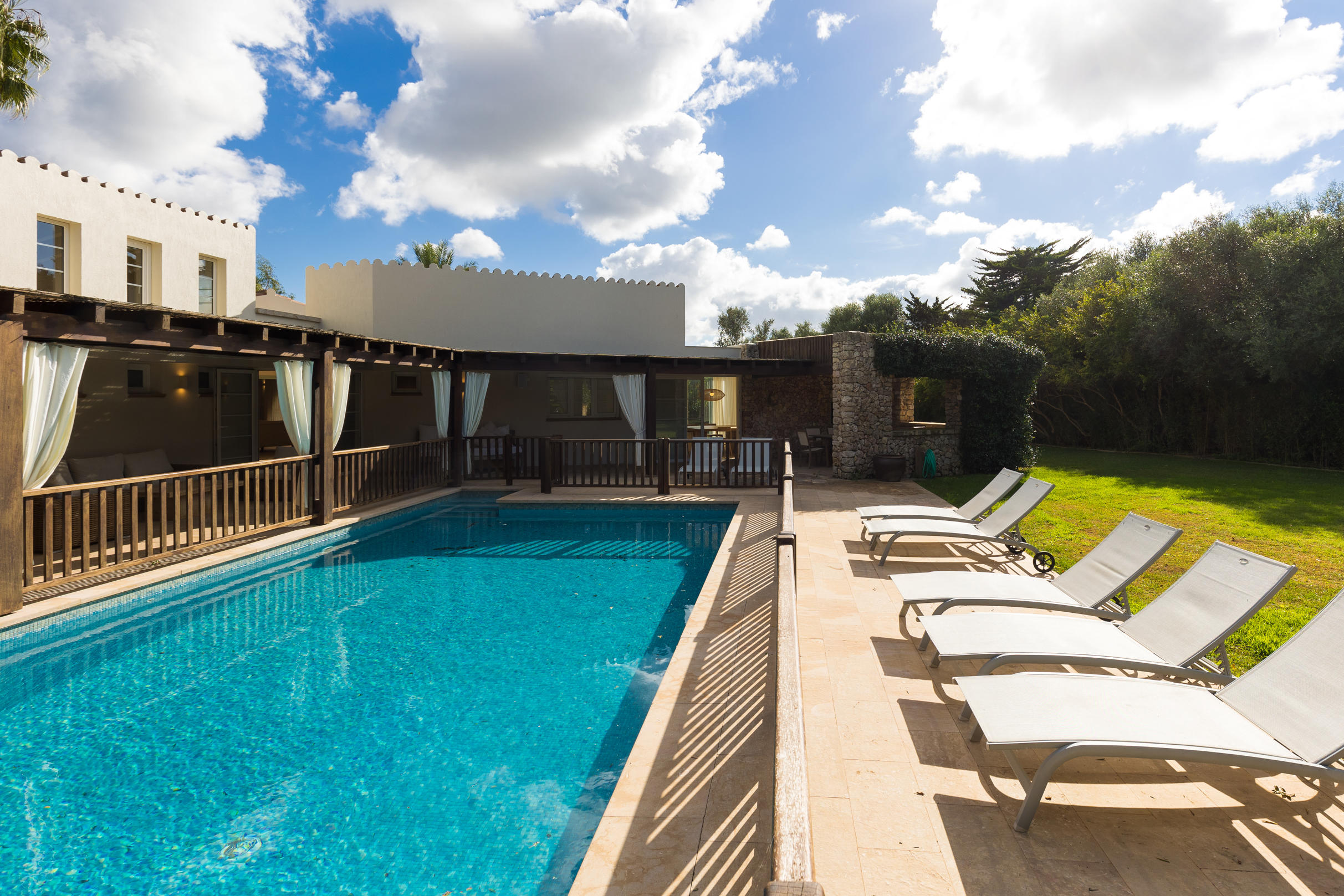 Villa Amanjena - Zona de piscina con tumbonas - Villa de lujo con piscina - San Luis - Menorca