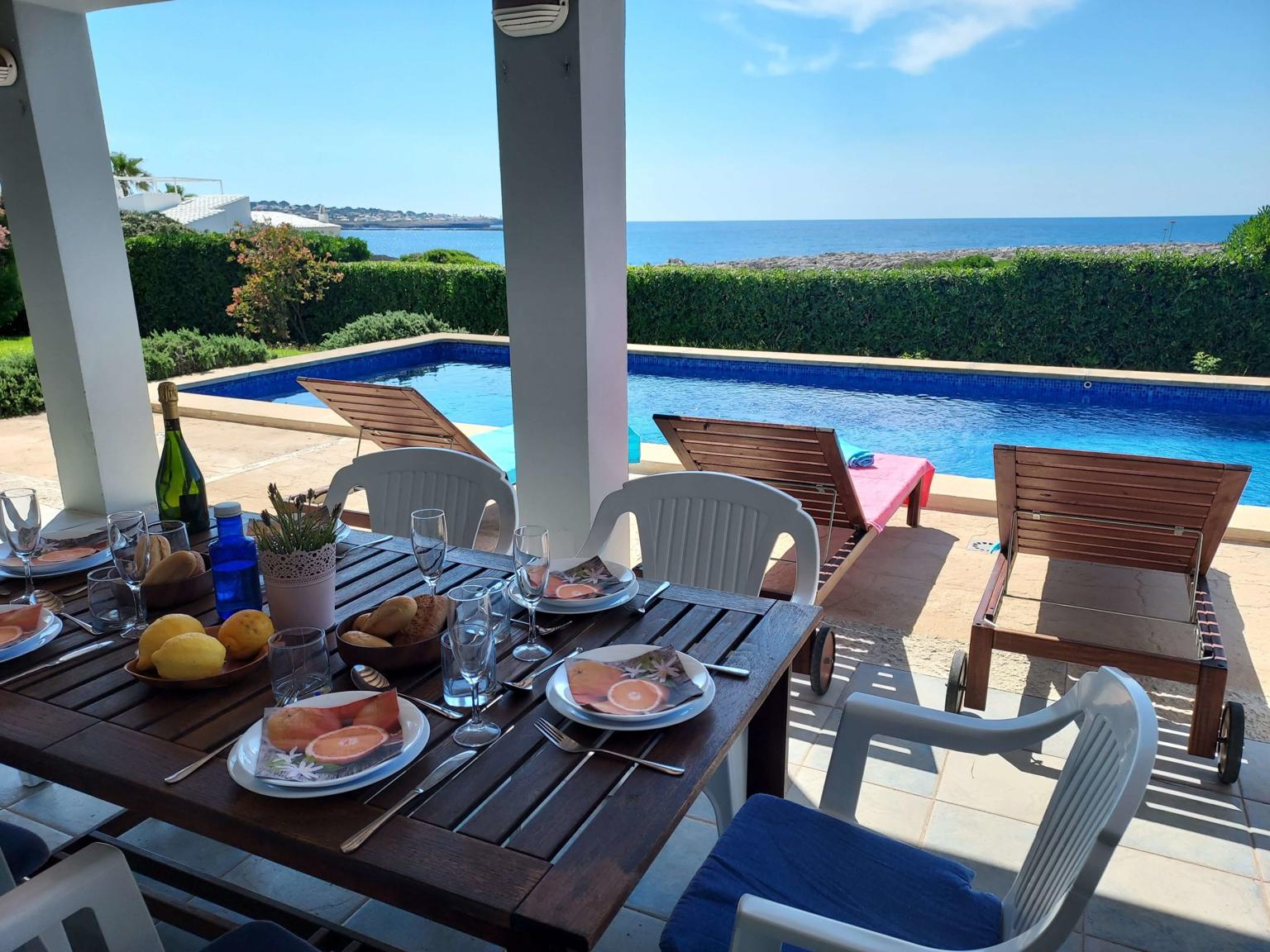 Villa Blau Mari - zona del porche exterior con vistas a la piscina y al mar - Chalet con piscina - Cap den Font - Sant Lluis - Menorca