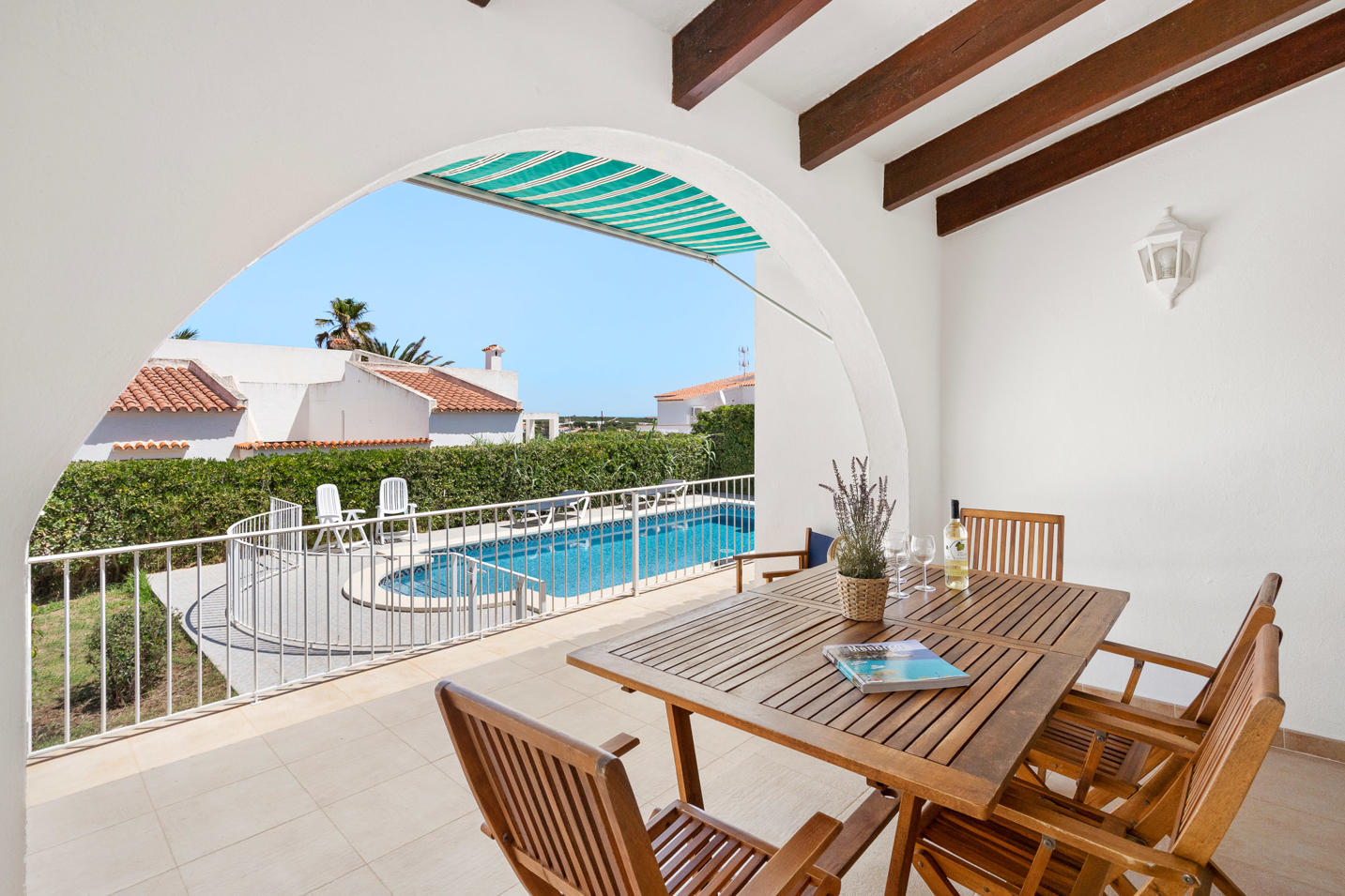 Villa Sa Lluna - Porche exterior y vistas a la piscina- Villa Sa Lluna - Chalet con piscina - Arenal den Castell - Menorca