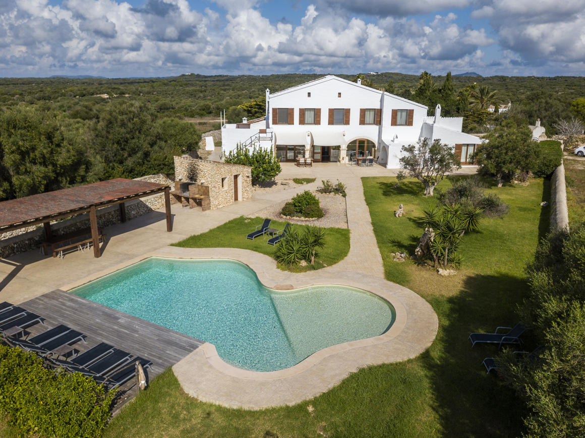 Villa Finca Llucalari Nou - vista aérea de la casa, con piscina privada de sal y zona de barbacoa - Villa privada de lujo con piscina - Son Bou - Menorca