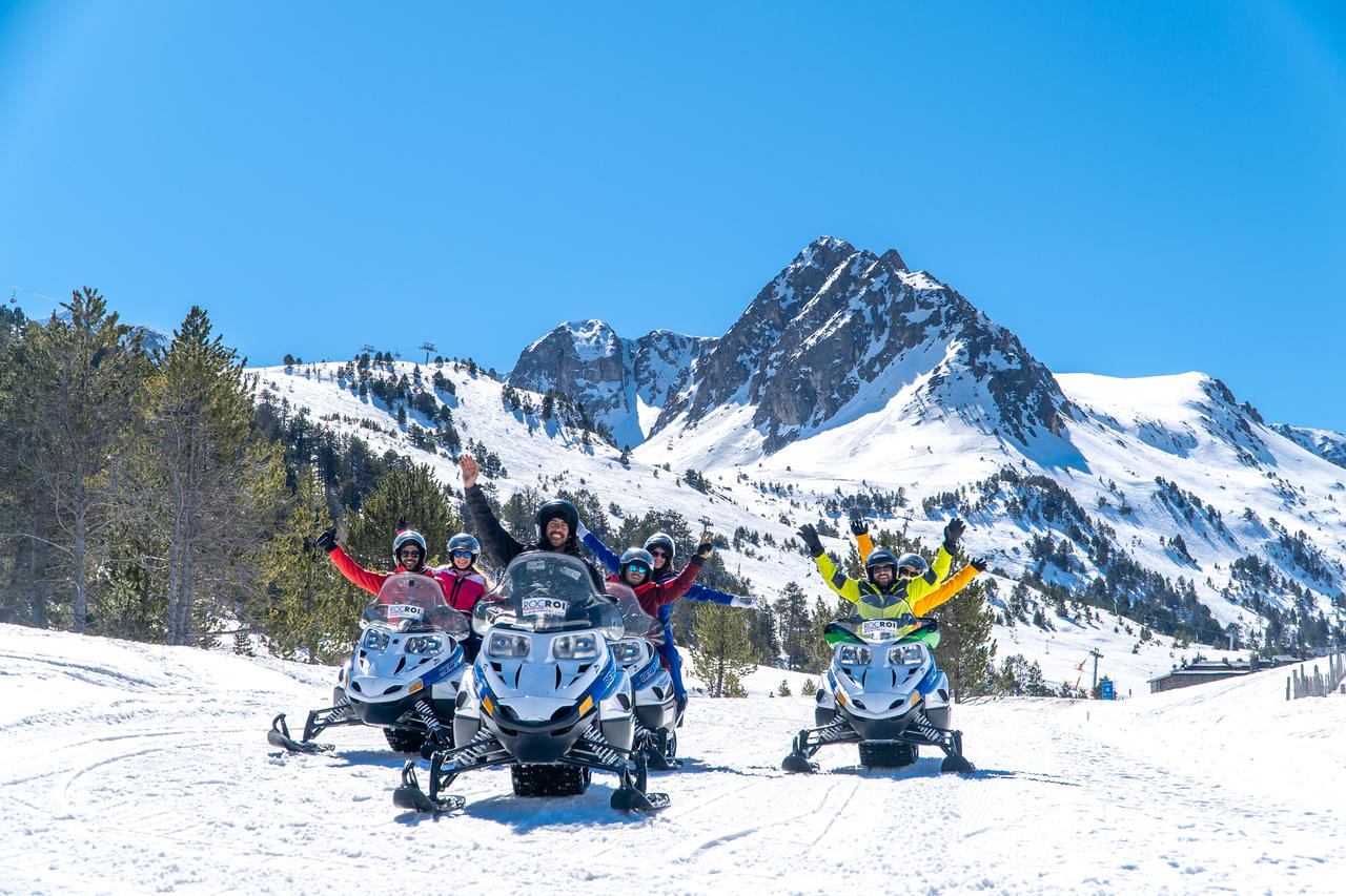 Excursión guiada en moto de nieve (1 HORA)