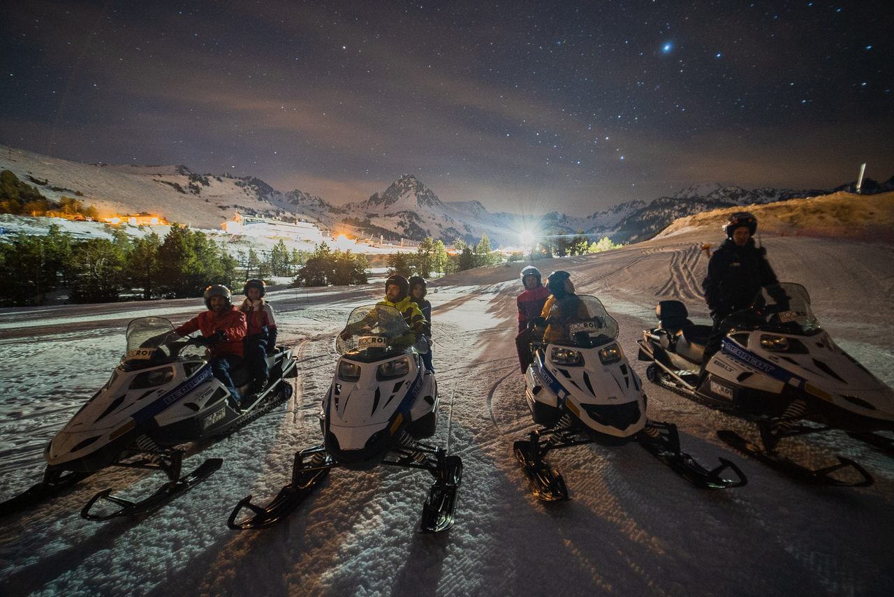 Excursión nocturna en moto de nieve (30 MIN)
