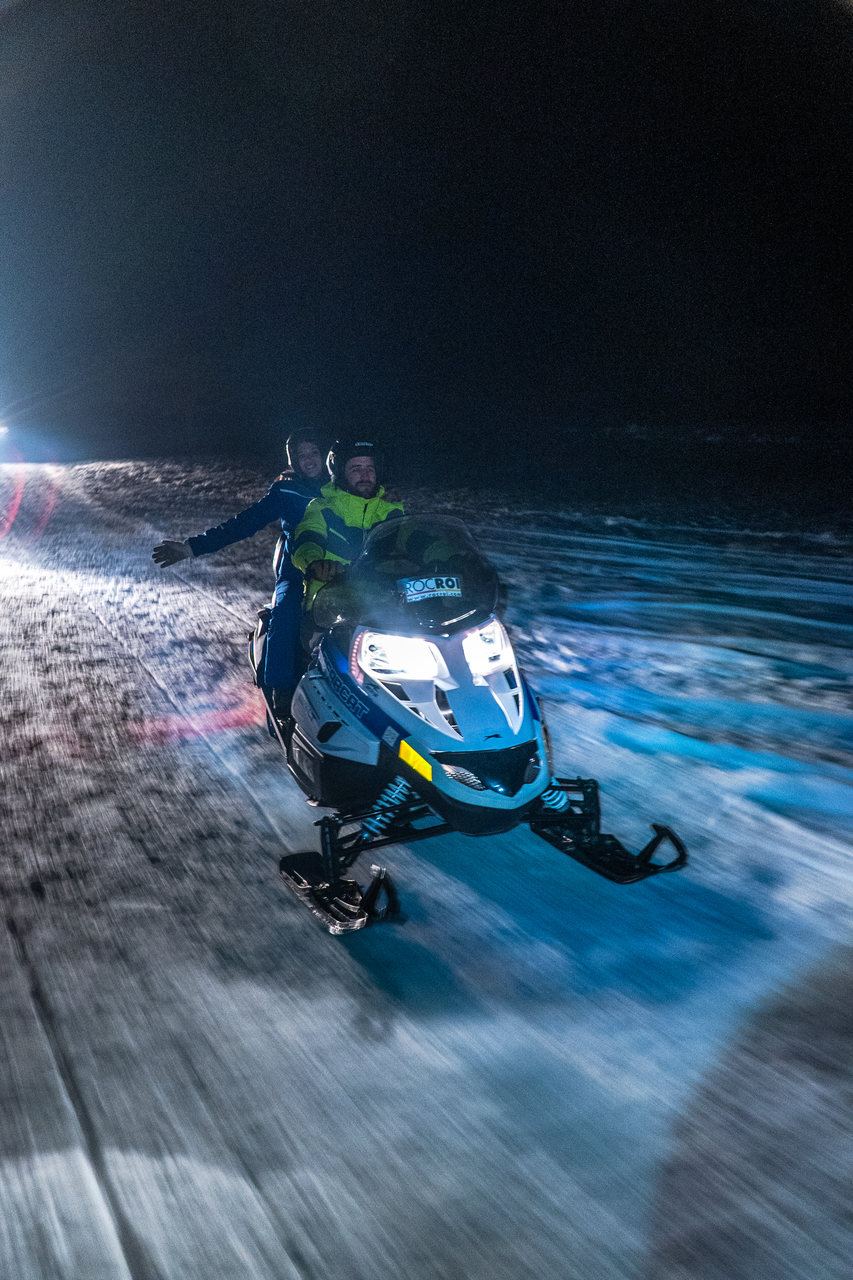 Excursión nocturna en moto de nieve (1 HORA)