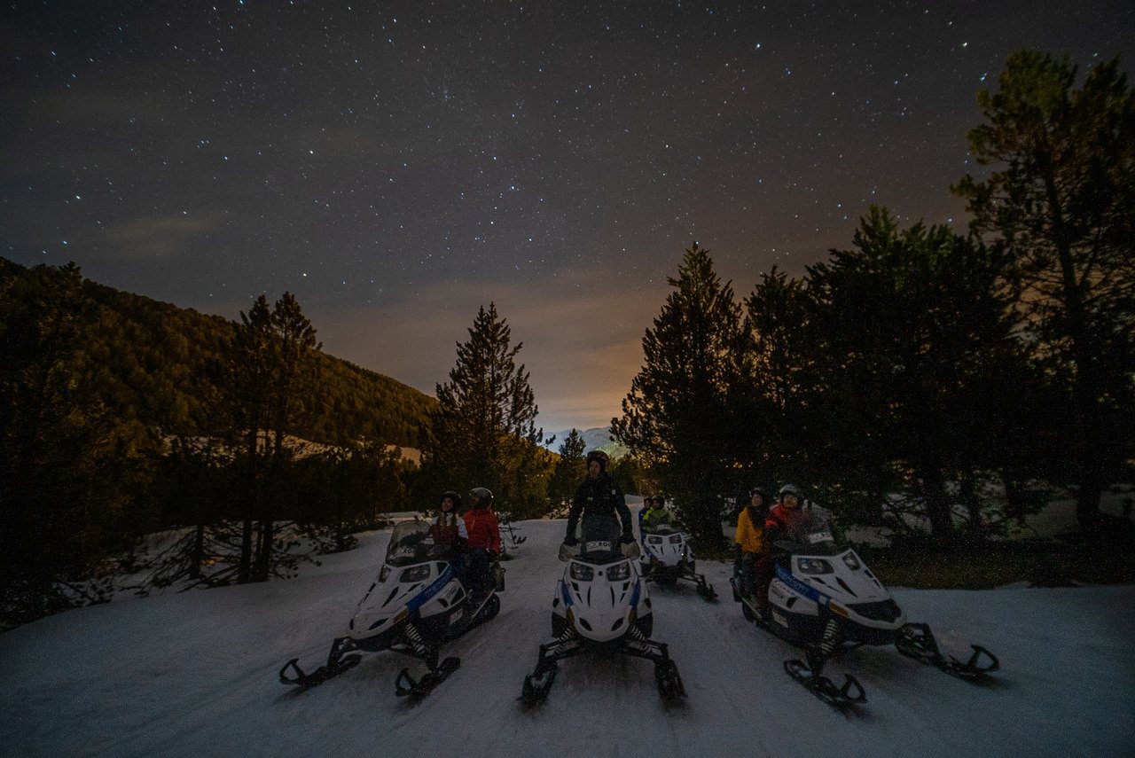 Excursión nocturna en moto de nieve (40 MIN) + cena de montaña