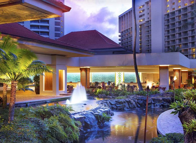Waikiki Resort Tour // Hilton Hawaiian Village Waikiki Beach Resort 