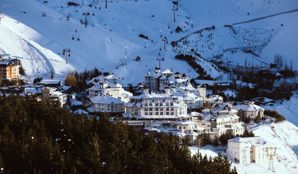 Esquiadores en las pistas de Sierra Nevada, Granada